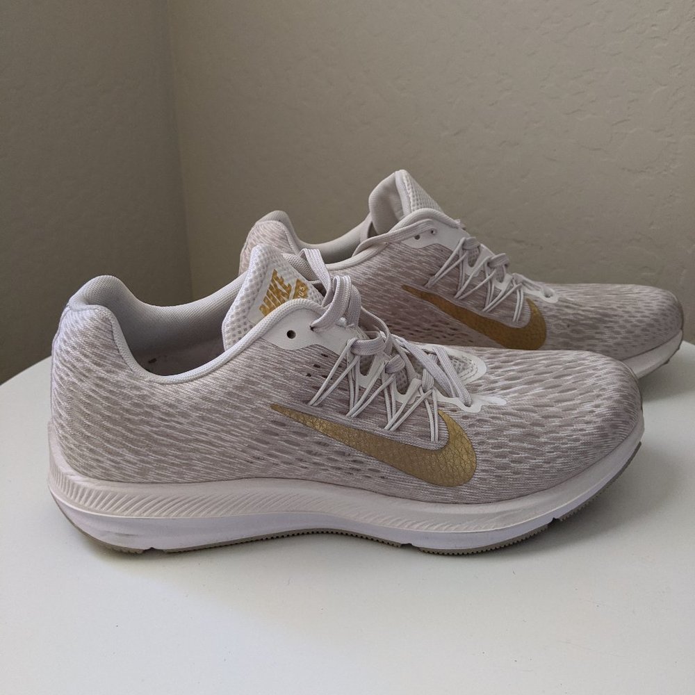 Nike running shoe size 9 zoom golden